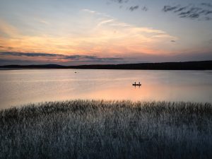 Kalastajat järvellä heittelevät veneestä